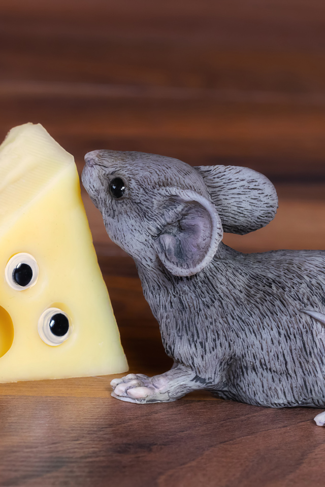 Статуэтка крысы с кусочком сыра 