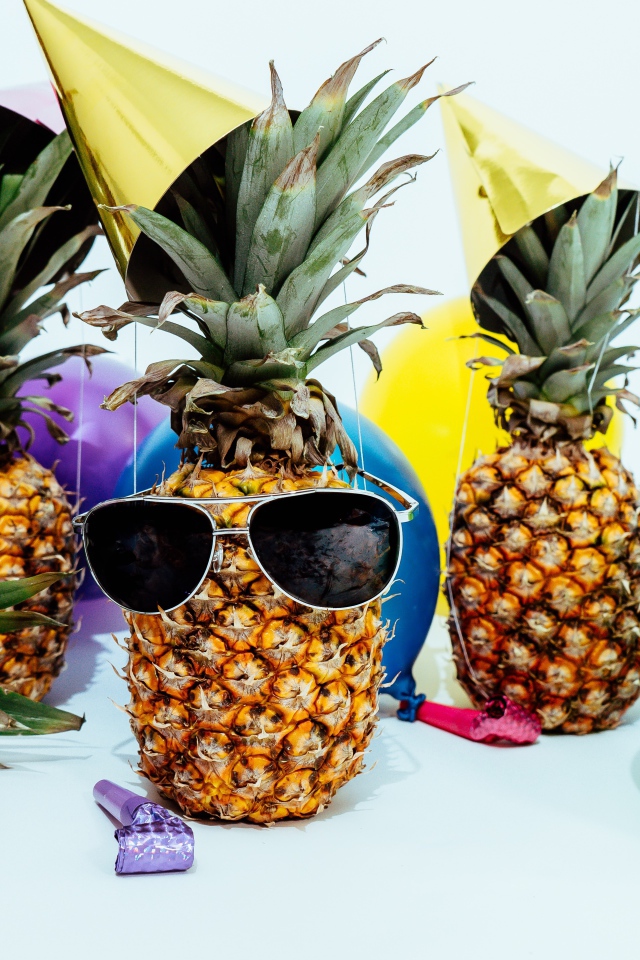 Ананасы в очках с воздушными шарами