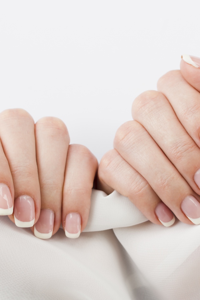 Красивый аккуратный маникюр у девушки 