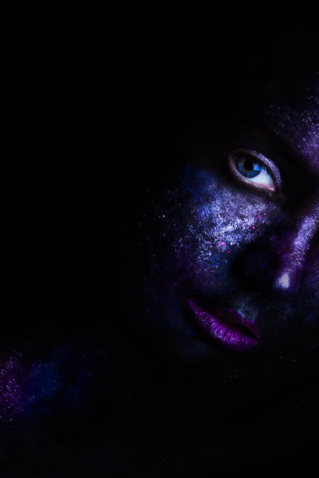 Девушка с красной на лице на черном фоне