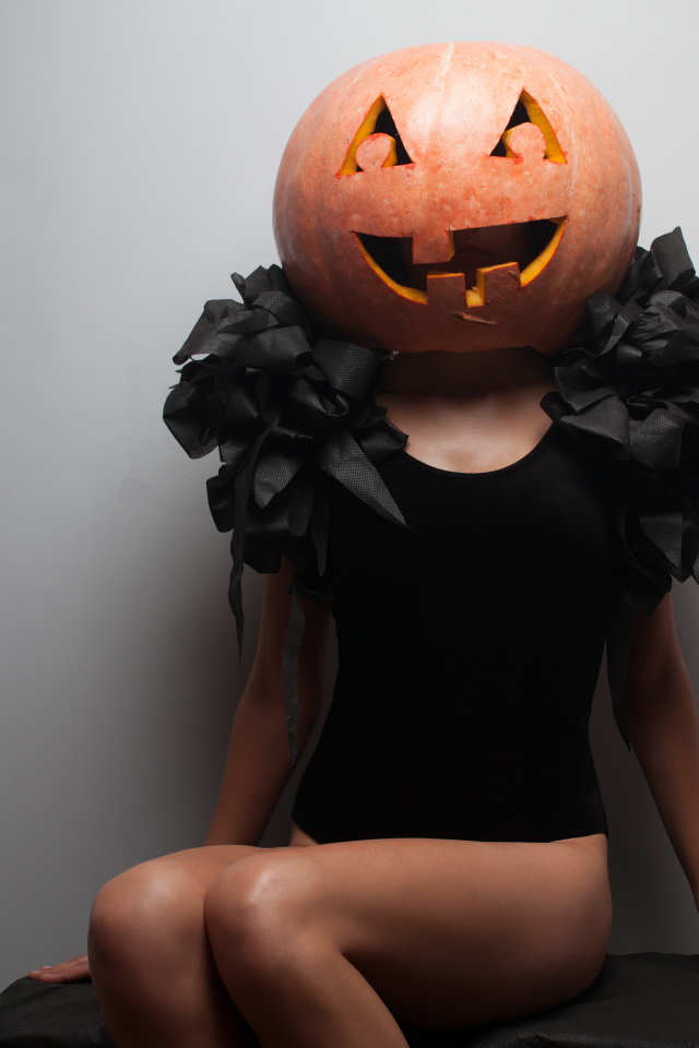 Девушка с тыквой на голове на Хэллоуин