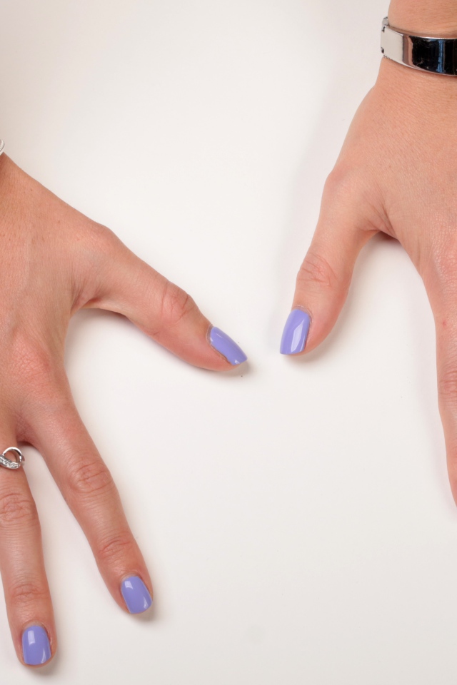 Маникюр на руках с часами и украшениями