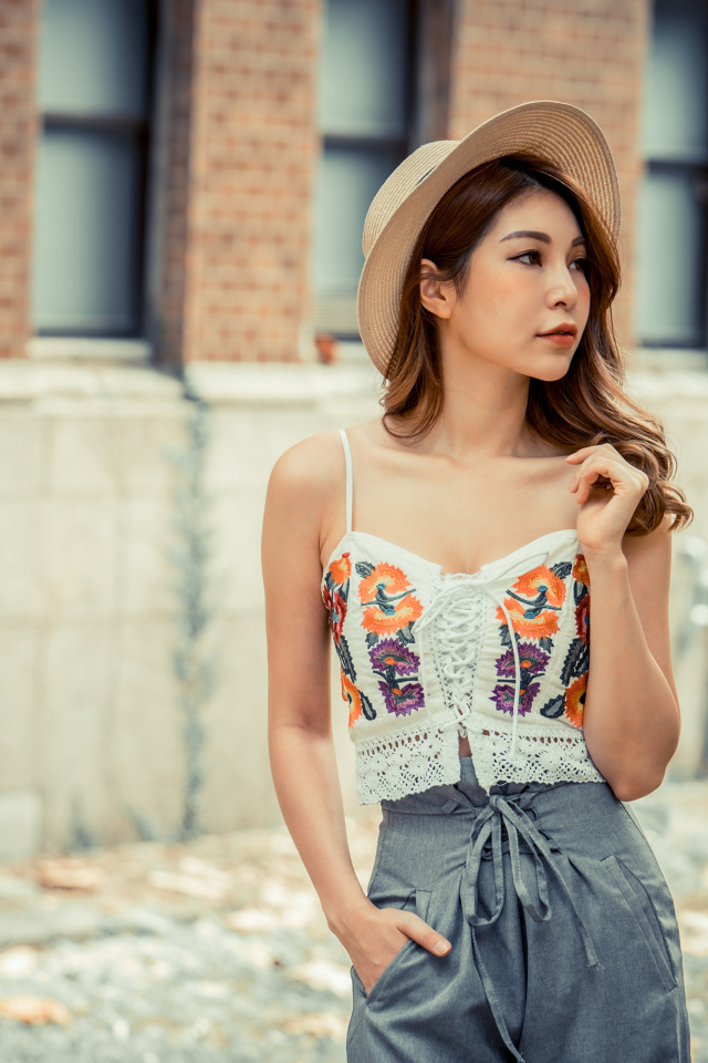 Взгляд длинноволосой азиатки на улице осенью 