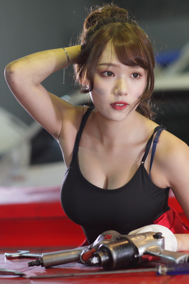 Девушка азиатка автослесарь  