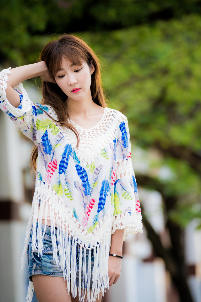 Девушка азиатка в красивой разноцветной кофте