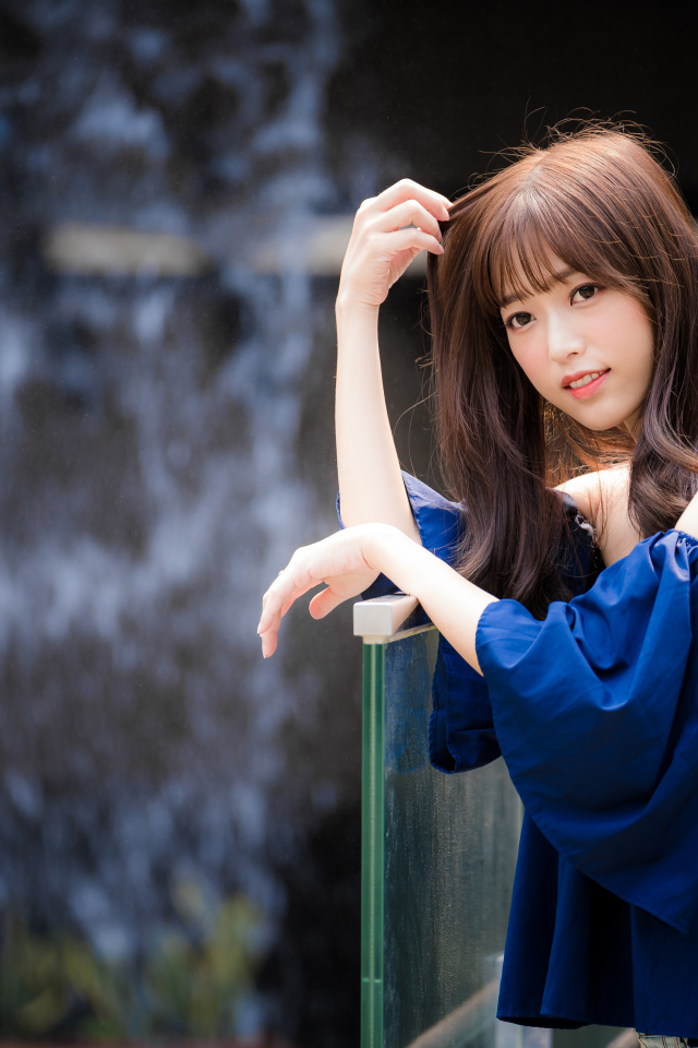 Девушка азиатка в синем красивом наряде