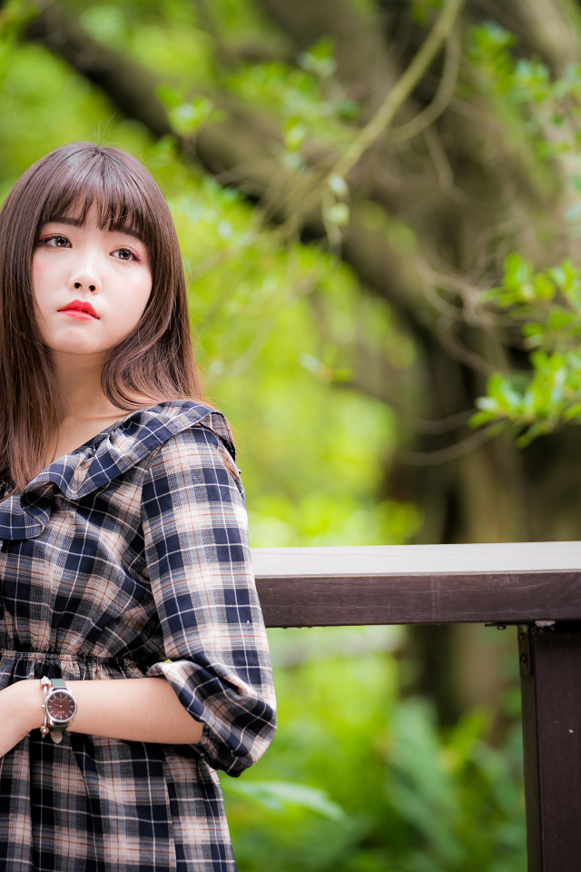 Девушка азиатка в платье в клеточку