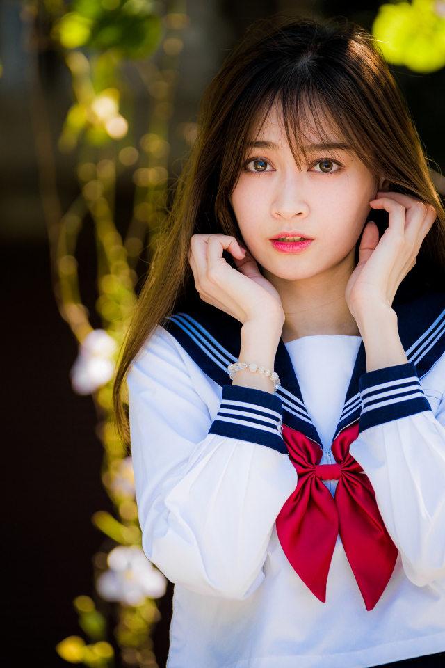 Девушка азиатка в рубашке с бантом 