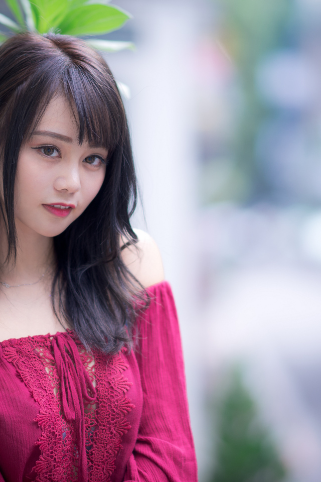 Девушка азиатка в красном платье с кружевом