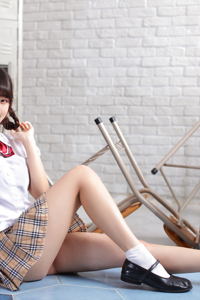 Девушка азиатка в школьной форме в классе