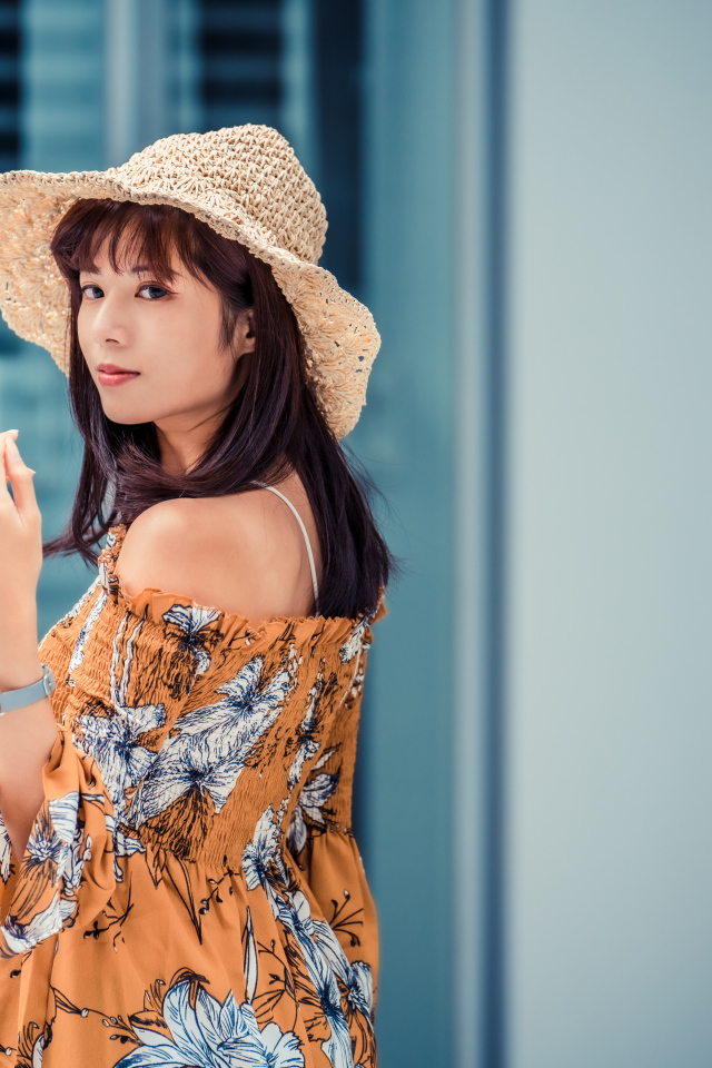 Девушка азиатка в шляпе летом 