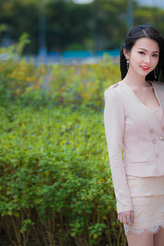 Девушка азиатка с очаровательной улыбкой в костюме 