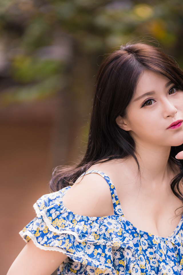 Девушка азиатка с поднятой рукой