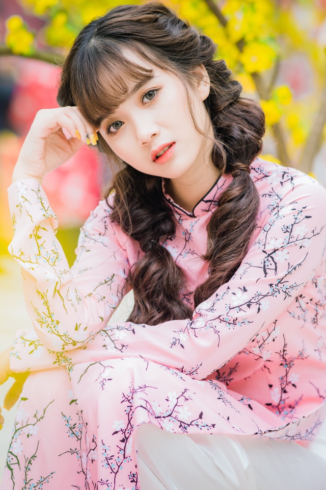 Красивая девушка азиатка в красивом розовом наряде в парке