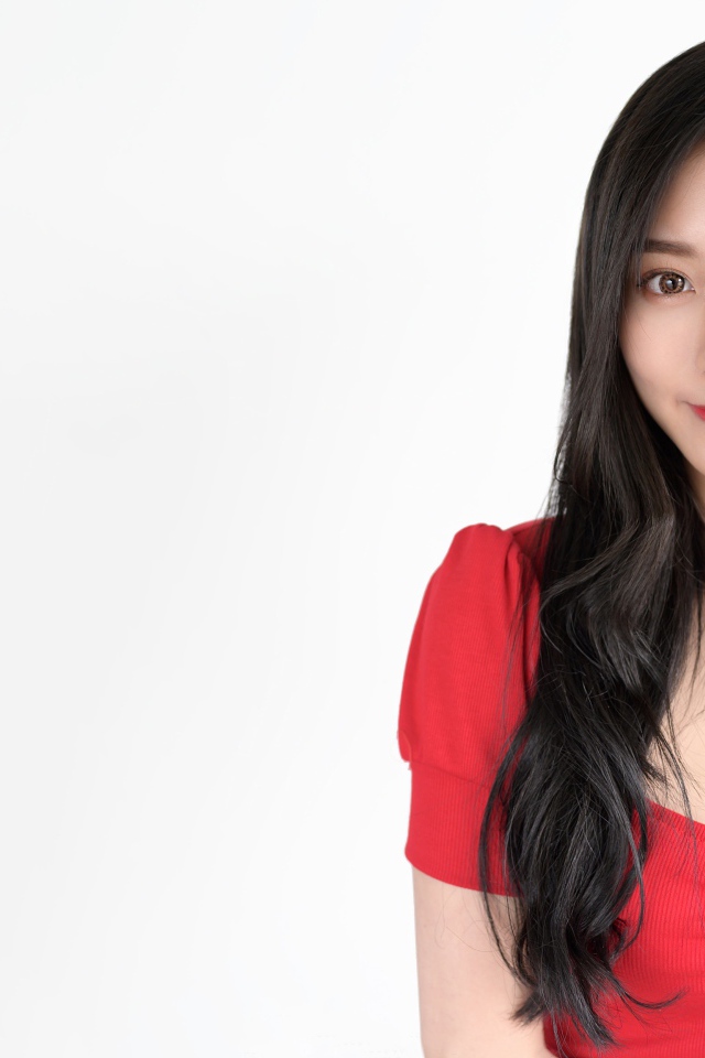 Красивая девушка азиатка в красном платье на белом фоне