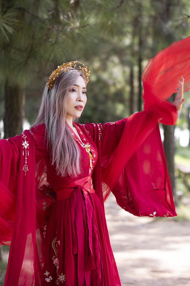 Красивая девушка азиатка в красном национальном костюме 