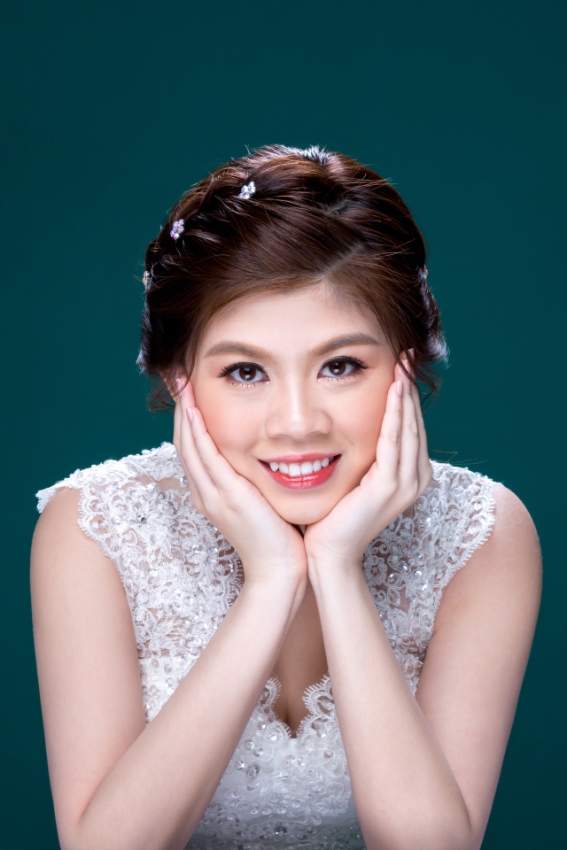 Красивая девушка азиатка в белом платье 