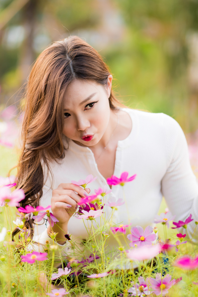 Красивая девушка азиатка в цветах космеи