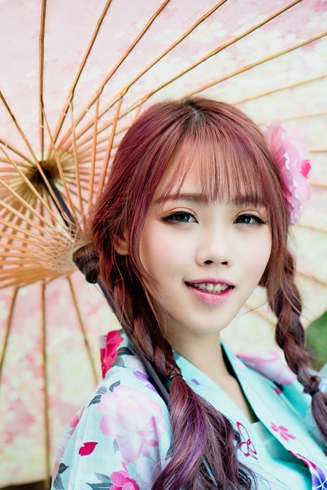 Красивая азиатка в большим зонтом 