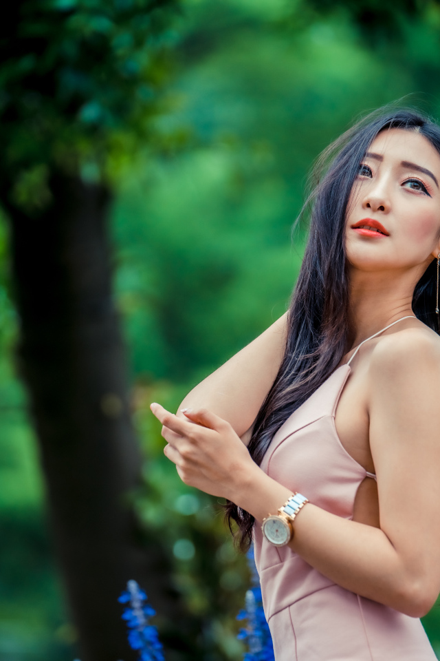 Красивая азиатка в розовом платье 