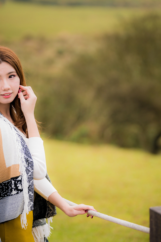 Красивая азиатка в теплой кофте 