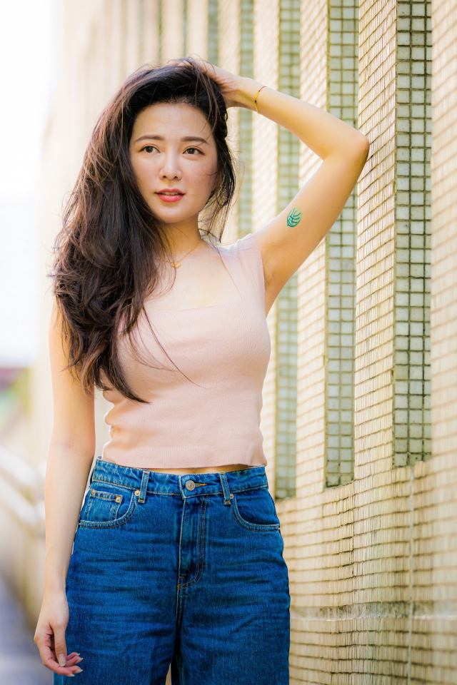 Красивая азиатка в синих джинсах