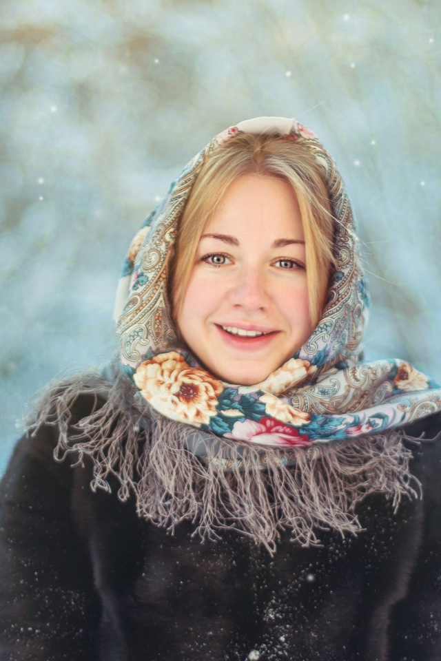 Красивая русская девушка на улице зимой 