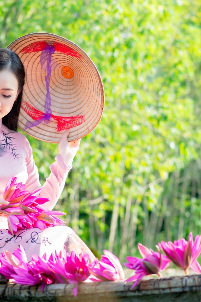 Красивая девушка азиатка в лодке с цветами лотоса 