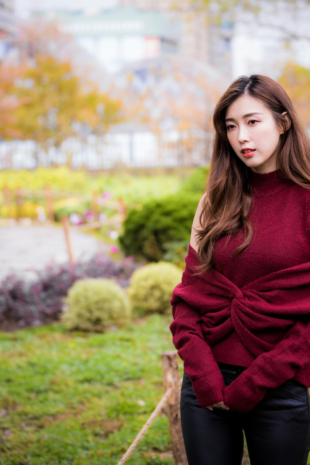 Красивая девушка азиатка в красном наряде в парке