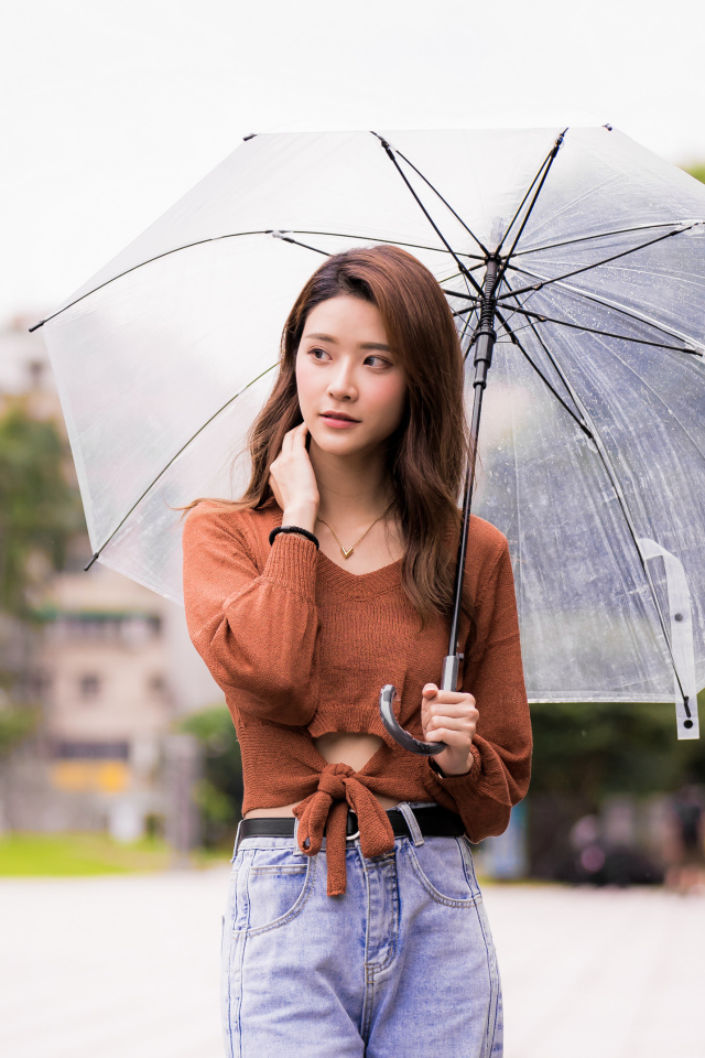 Красивая девушка азиатка с прозрачным  зонтом