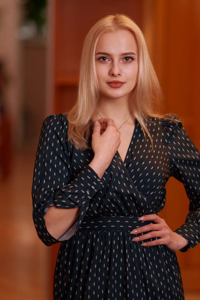 Красивая девушка блондинка в черном платье 