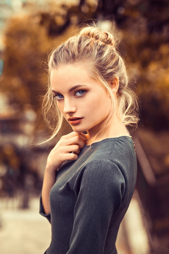 Красивая голубоглазая блондинка в сером платье