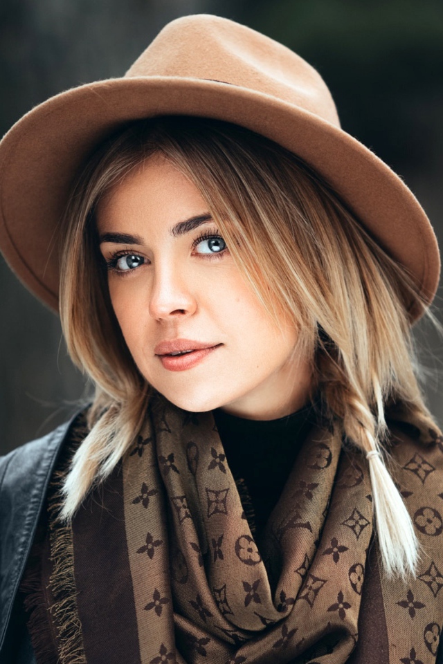 Красивая голубоглазая девушка в коричневой шляпе