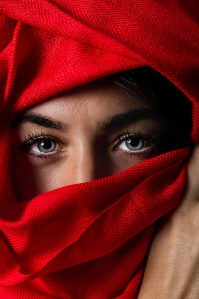 Красивая голубоглазая девушка в красном палантине 