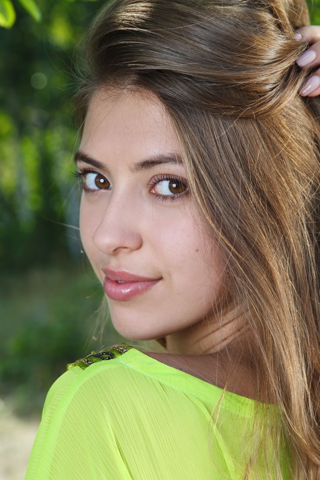 Красивая кареглазая шатенка с рукой в волосах 