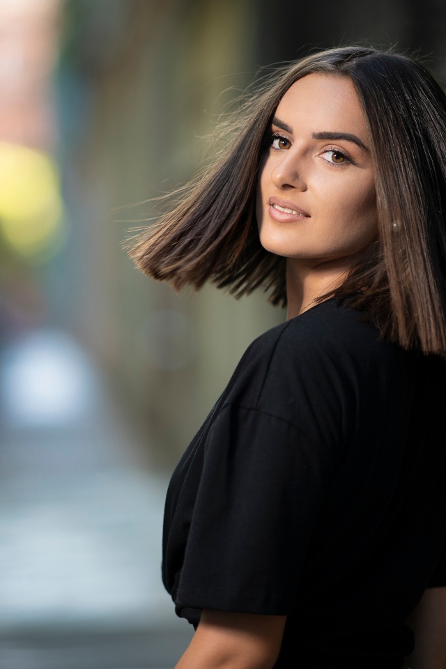 Красивая кареглазая брюнетка в черном платье 