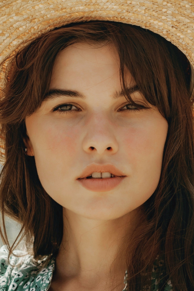 Красивая кареглазая брюнетка в шляпе 