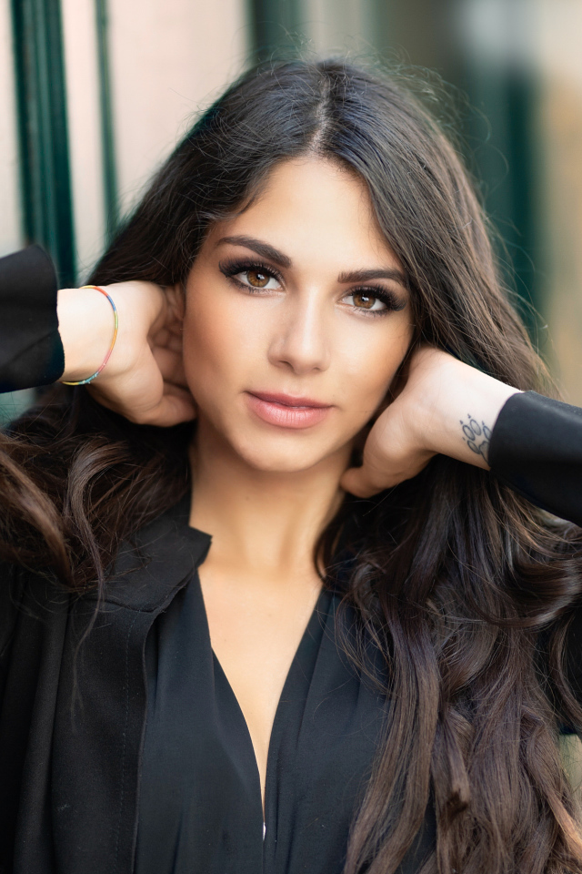 Красивая кареглазая девушка в черной рубашке 