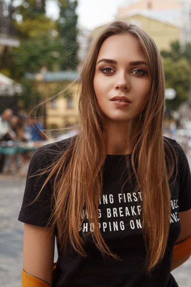 Красивая кареглазая девушка в черной футболке 