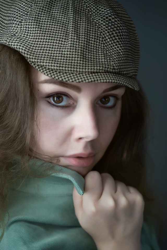 Красивая кареглазая девушка в кепке 