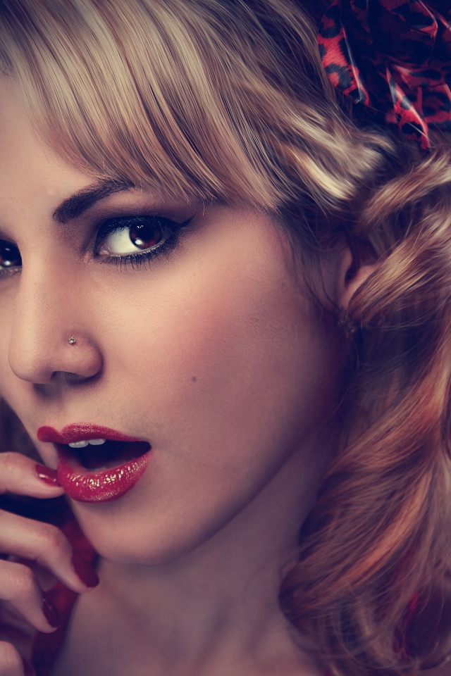 Красивая кареглазая девушка с красными губами 
