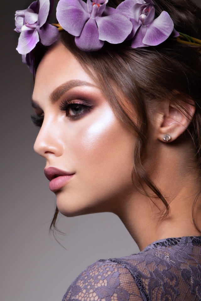 Красивая девушка шатенка с венком из орхидей 