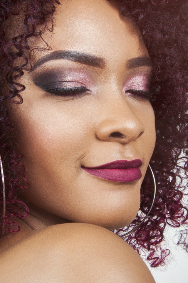 Красивая темнокожая девушка с закрытыми глазами