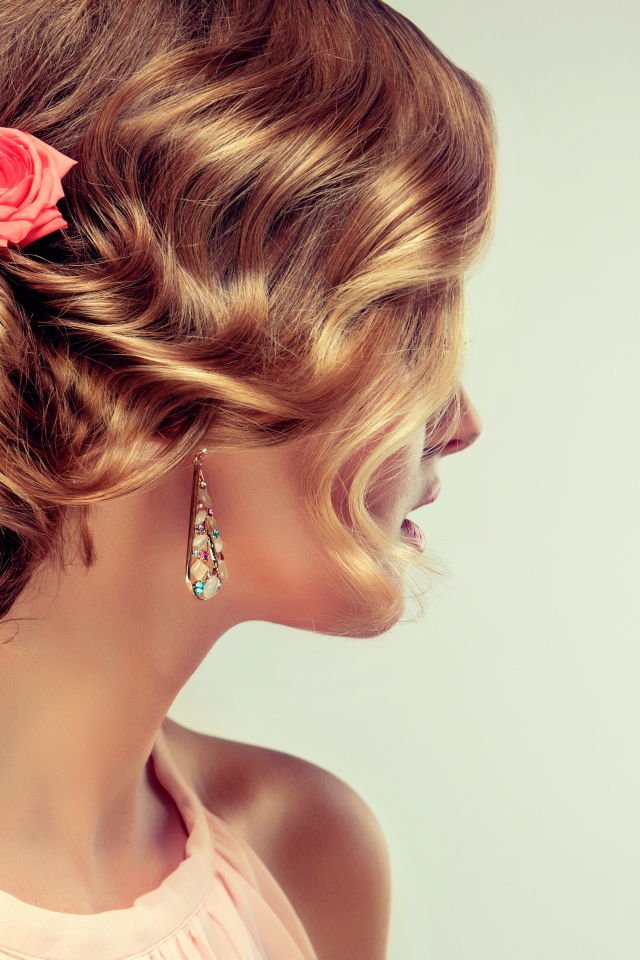 Красивая вечерняя прическа на волосах у девушки 