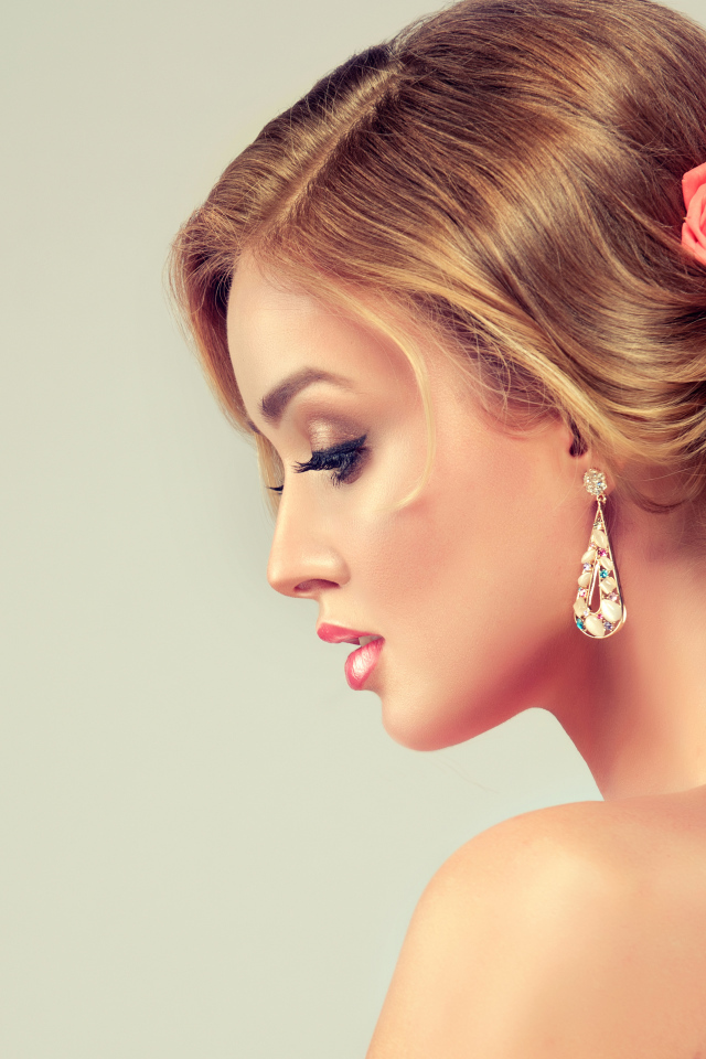 Красивая вечерняя прическа с цветами у девушки 