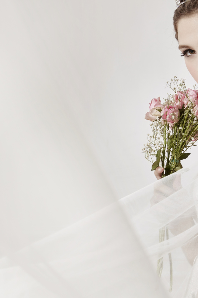 Красивая девушка невеста в свадебном платье с букетом роз 