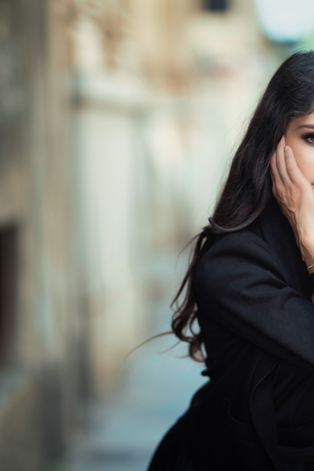 Красивая девушка в черном пальто 