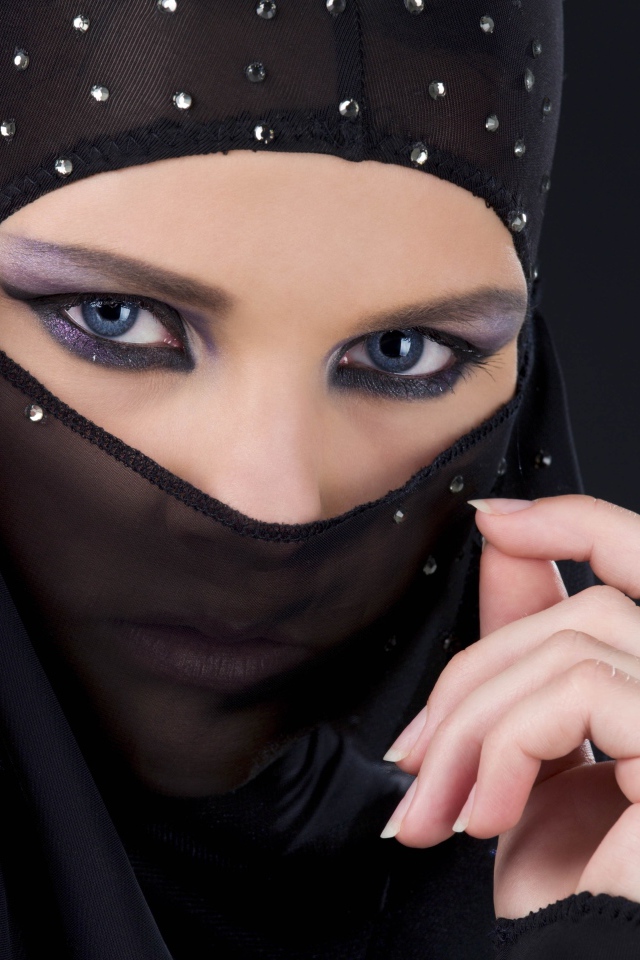 Красивая девушка в черной парандже 
