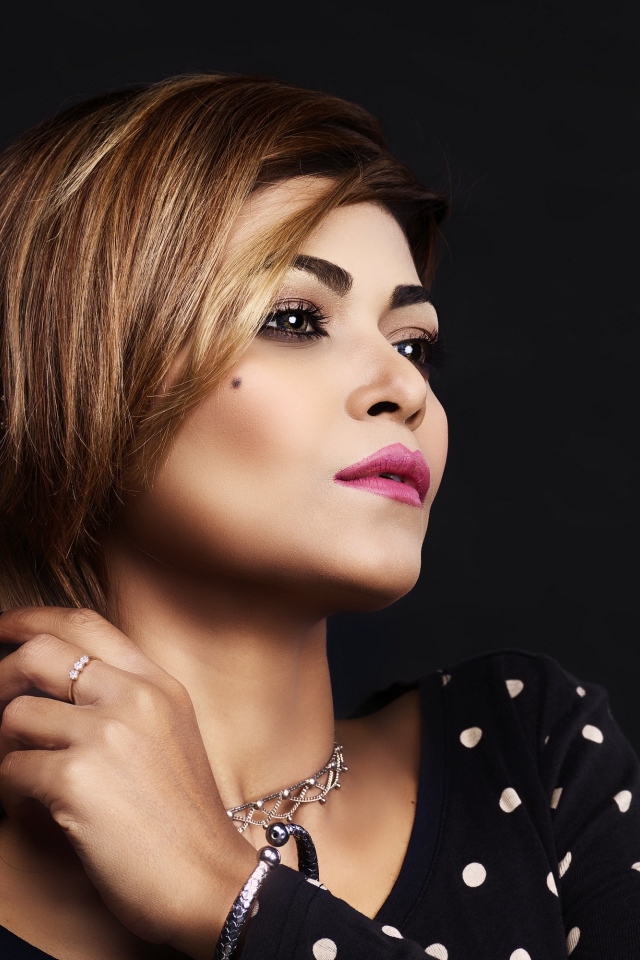 Красивая девушка в платье в горох на черном фоне