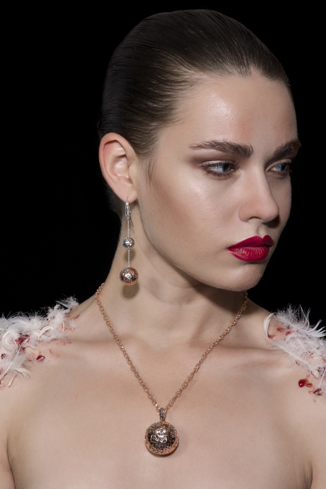 Красивая девушка в кулоном на шее